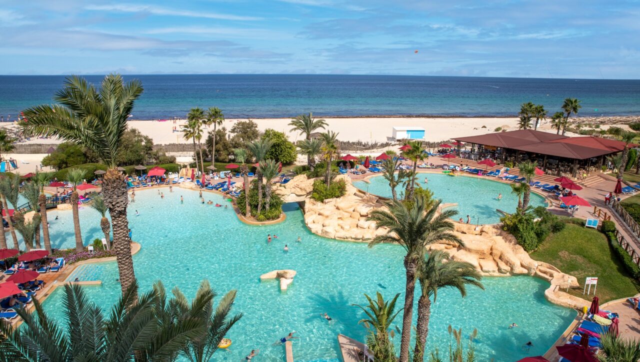 Hôtel Sahara Beach Aquapark Resort en bord de mer à Monastir avec plage privée